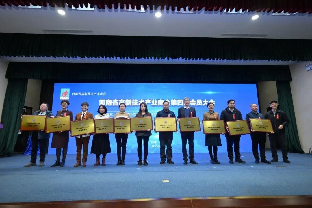 華泰智能裝備集團董事長(cháng)閆子鵬當選河南省高新技術(shù)產(chǎn)業(yè)商會(huì )副會(huì )長(cháng)
